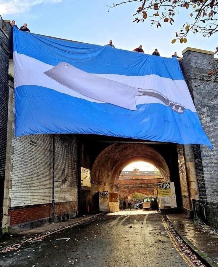 曼联球迷为利桑德罗-马丁内斯特别制造了一副旗帜