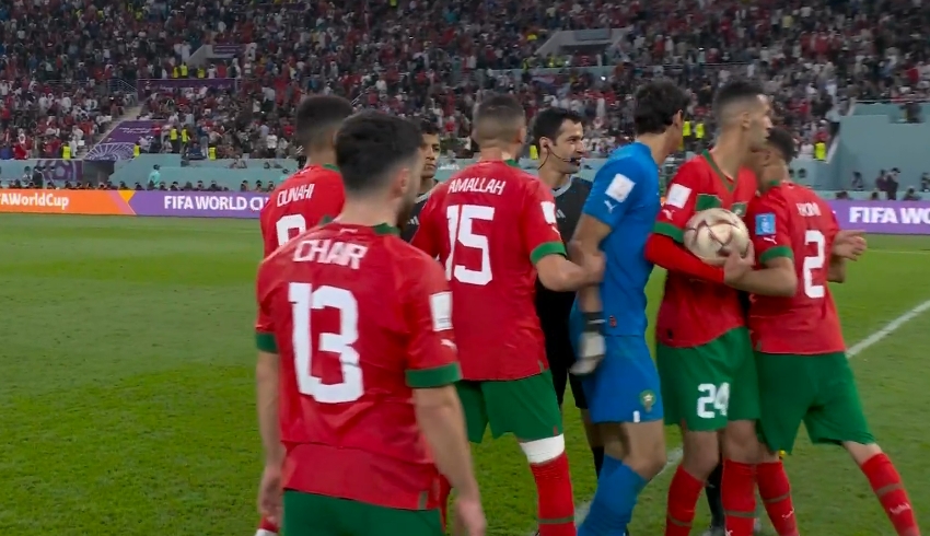 指着鼻子骂！摩洛哥球员赛后找主裁抗议，阿什拉夫被队友拉住