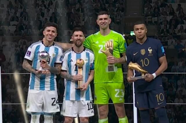 姆总有点尴尬！世界杯4大奖项获奖者合影：阿根廷3人+姆巴佩